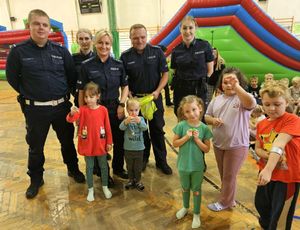 Policjanci stoją obok dzieci.