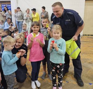 Policjanci stoją obok dzieci.