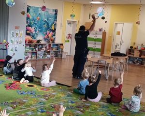 Policjant na spotkaniu z dziećmi w przedszkolu.