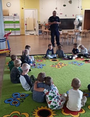 Policjant na spotkaniu z dziećmi w przedszkolu.