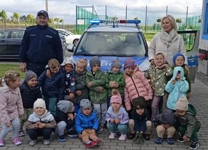 Policjant na spotkaniu z dziećmi w przedszkolu.