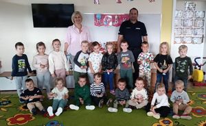 Policjant na spotkaniu z dziećmi w przedszkolu.