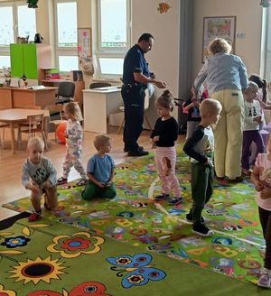 Policjant na spotkaniu z dziećmi w przedszkolu.