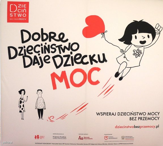 Plakat z obrazkiem uśmiechniętej dziewczynki i napisem Dobre dzieciństwo daje dziecku moc.