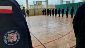 Dwóch policjantów szkoli uczniów klas mundurowych z musztry policyjnej.