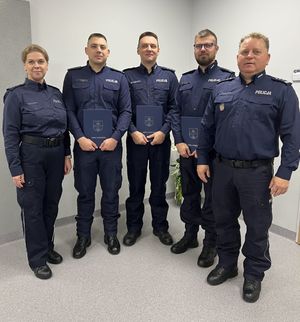 Trzech policjantów nagrodzonych przez Wójta gminy Andrespol, obok nich komendant powiatowy i kierownik posterunku.