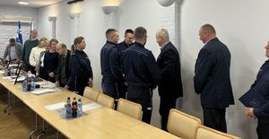 Trzech policjantów nagrodzonych przez Wójta gminy Andrespol, obok nich komendant powiatowy i kierownik posterunku.