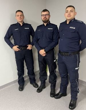 Trzech policjantów nagrodzonych przez Wójta gminy Andrespol, obok nich komendant powiatowy i kierownik posterunku.