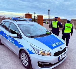 Policjanci obserwują rejon cmentarza.