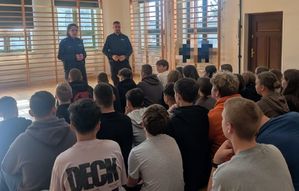 Policjanci na spotkaniach w szkołach.