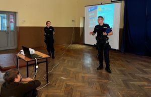 Policjanci na spotkaniach w szkołach.