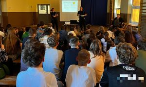 Policjanci na spotkaniach w szkołach.