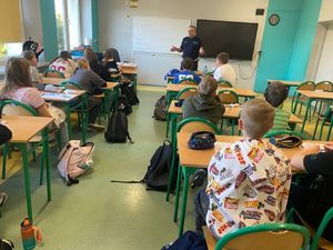 Policjant na spotkaniu z uczniami w klasie.