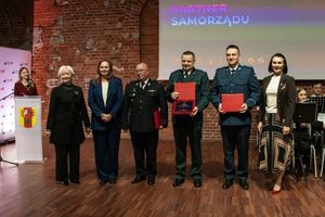 Wyróżnieni funkcjonariusze i ich przełożeni.