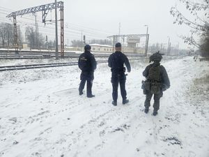 Policjanci i funkcjonariusze wot i sok patrolują rejon torów kolejowych.