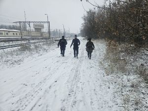 Policjanci i funkcjonariusze wot i sok patrolują rejon torów kolejowych.
