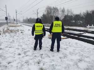 Policjanci i funkcjonariusze wot i sok patrolują rejon torów kolejowych.