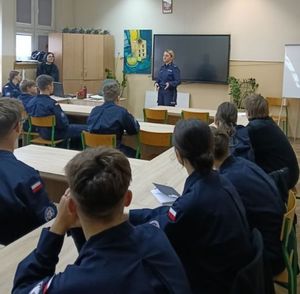 Policjantka rozmawia z uczniami.