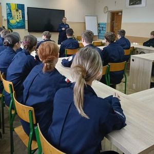 Policjantka rozmawia z uczniami.