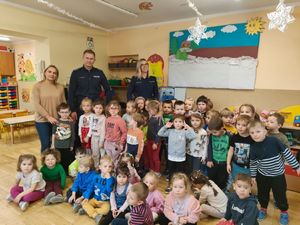 POLICJANCI NA SPOTKANIU Z MIESZKAŃCAMI.