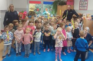 POLICJANCI NA SPOTKANIU Z MIESZKAŃCAMI.