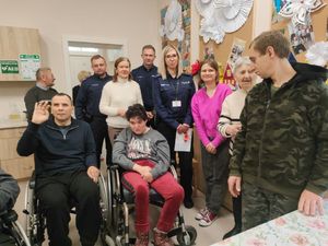 POLICJANCI NA SPOTKANIU Z MIESZKAŃCAMI.