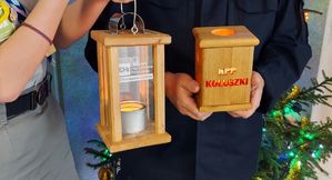 Dwa lampiony z palącym się światłem pokoju.