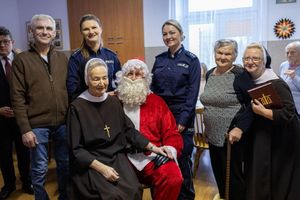 Policjantki na spotkaniu wigilijnym w dziennym domu pomocy.