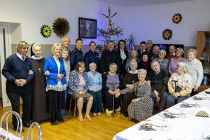 Policjantki na spotkaniu wigilijnym w dziennym domu pomocy.