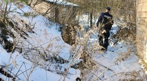 Policjant chodzi w miejscach pustostanów.