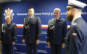 Policjanci podczas wprowadzenia i pożegnania Komendanta Powiatowego Policji powiatu Łódzkiego Wschodniego.