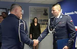 Policjanci podczas wprowadzenia i pożegnania Komendanta Powiatowego Policji powiatu Łódzkiego Wschodniego.