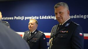 Policjanci podczas wprowadzenia i pożegnania Komendanta Powiatowego Policji powiatu Łódzkiego Wschodniego.