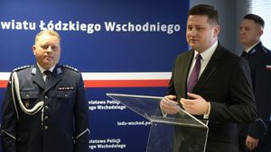 Starosta przemawia podczas uroczystej zbiórki.