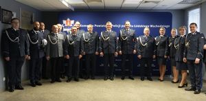 Komendant powiatowy na zdjęciu z pracownikami, samorządowcami i kadrą kierowniczą.