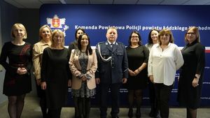 Komendant powiatowy na zdjęciu z pracownikami, samorządowcami i kadrą kierowniczą.