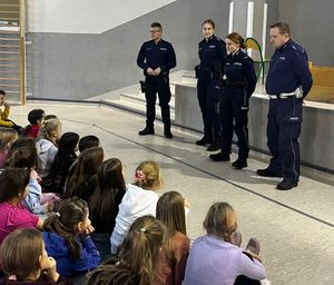 Policjanci na spotkaniu z uczniami.