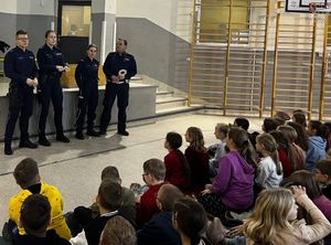 Policjanci na spotkaniu z uczniami.