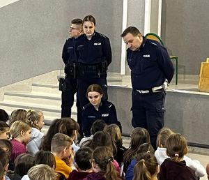 Policjanci na spotkaniu z uczniami.