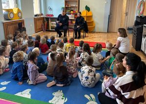Policjanci na sp0otkaniu w przedszkolu.