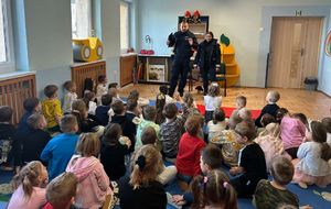 Policjanci na sp0otkaniu w przedszkolu.