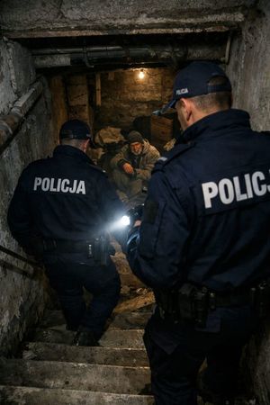 Policjanci znajdują w piwnicy mężczy6znę w kryzysie bezdomności.