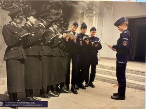 Zdjęcie policjantek kiedyś i dziś.