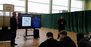 Dwóch policjantów na spotkaniu z uczniami liceum.