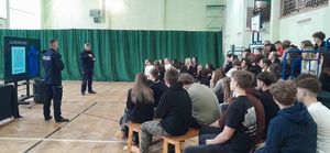 Dwóch policjantów na spotkaniu z uczniami liceum.