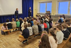 Policjantki i policjanci na spotkaniach z uczniami szkół podstawowych.