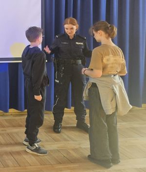Policjantki i policjanci na spotkaniach z uczniami szkół podstawowych.