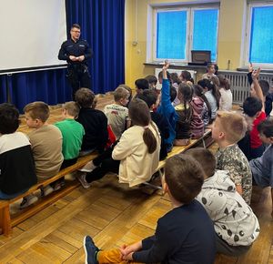 Policjantki i policjanci na spotkaniach z uczniami szkół podstawowych.