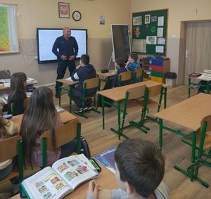 Policjant na spotkaniu z uczniami.