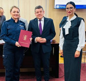 Komendant Komisariatu Policji w Rzgowie otrzymuje wyróżnienie od władz samorządowych.